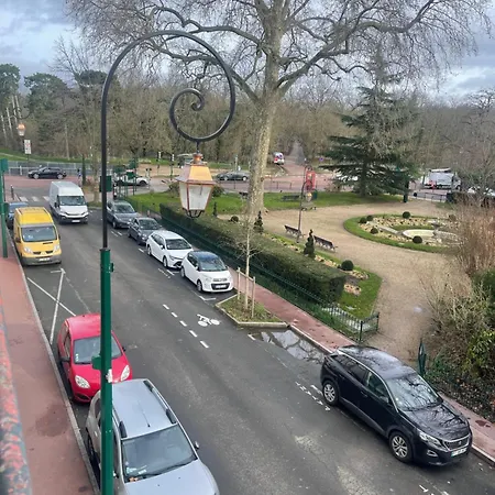 Apartment En Face De Paris, Les Arbres *