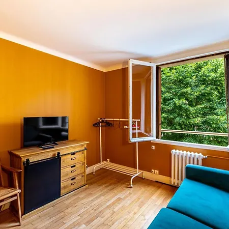 En Face De Paris, Les Arbres Apartment