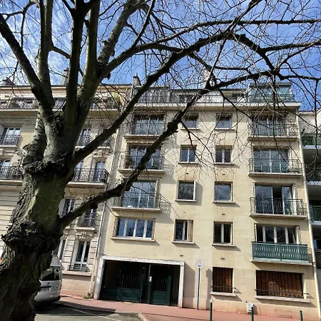 Apartment En Face De Paris, Les Arbres *